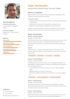 Strak CV template voorbeeld met een witte achtergrond, subtiele zijbalk en oranje accenten